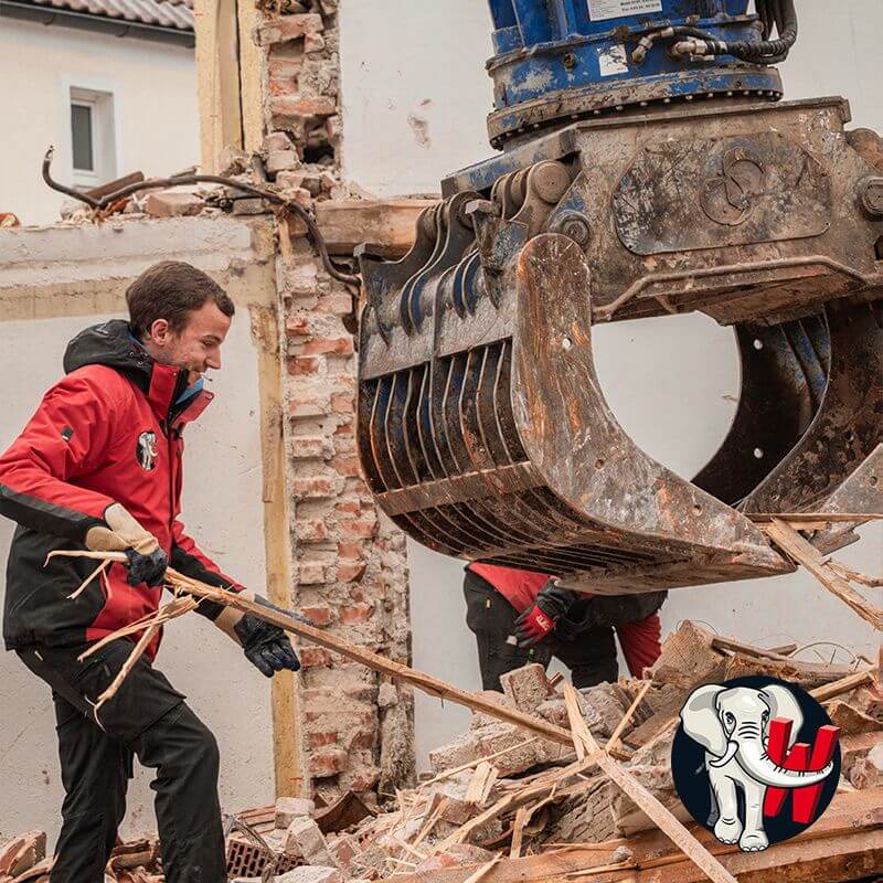 Mitarbeiter der Firma Waitl bei der Arbeit auf der Baustelle.